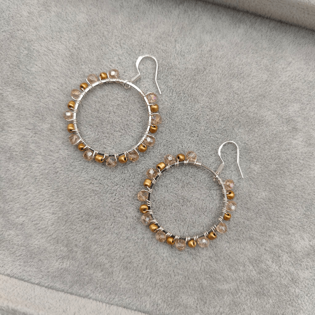 Boucles d’oreilles créoles argentées avec perles colorées - 7 couleurs au choix : vert, beige, rouge, bleu clair, jaune, bleu foncé, ou violet