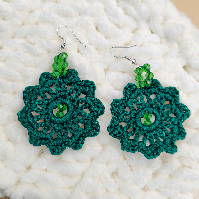 Boucles d’oreilles au crochet avec perles - 6 couleurs disponibles : bleu clair, bleu foncé, vert, rouge, jaune moutarde, beige