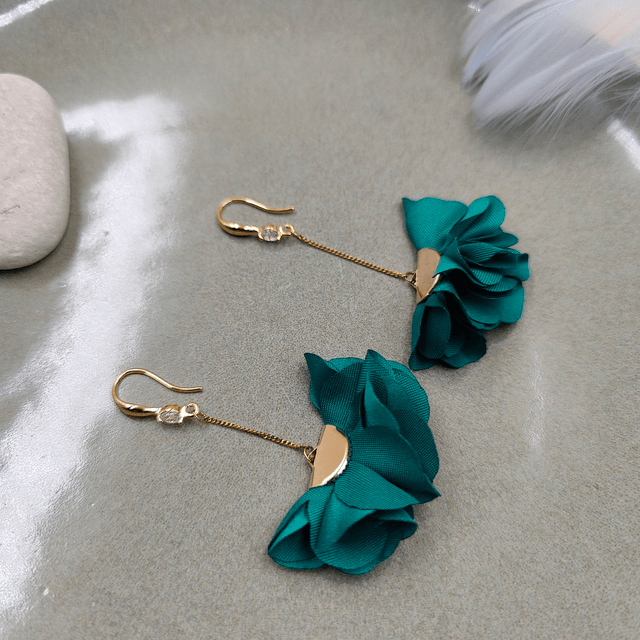 Boucles d’oreilles pendantes argentées avec petits froufrous - 4 couleurs au choix : rouge bordeaux, bleu royal, noir ou vert émeraude