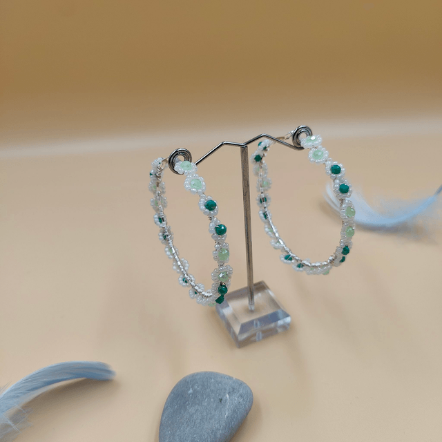 Grandes boucles d’oreilles créoles argentées avec perles claires et vertes en forme de fleurs