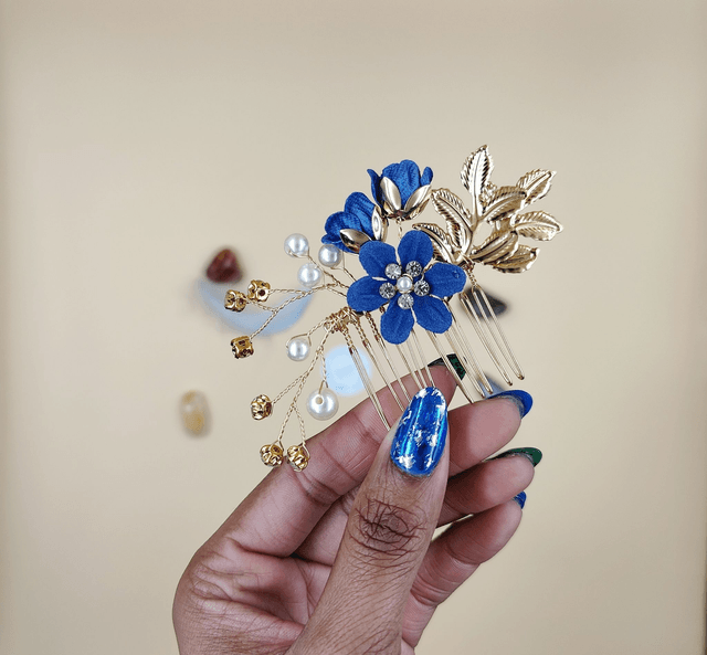 Peigne de cheveux dorée avec fleurs en tissus,