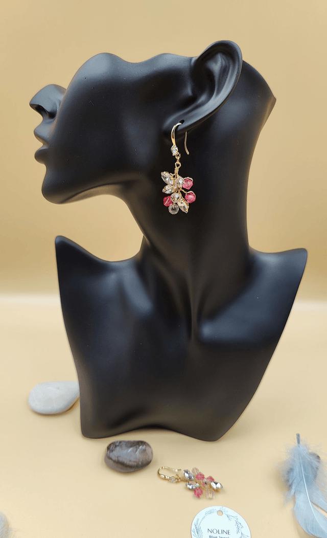 Boucles d'oreilles pendante dorée strass bleu clair et perles roses