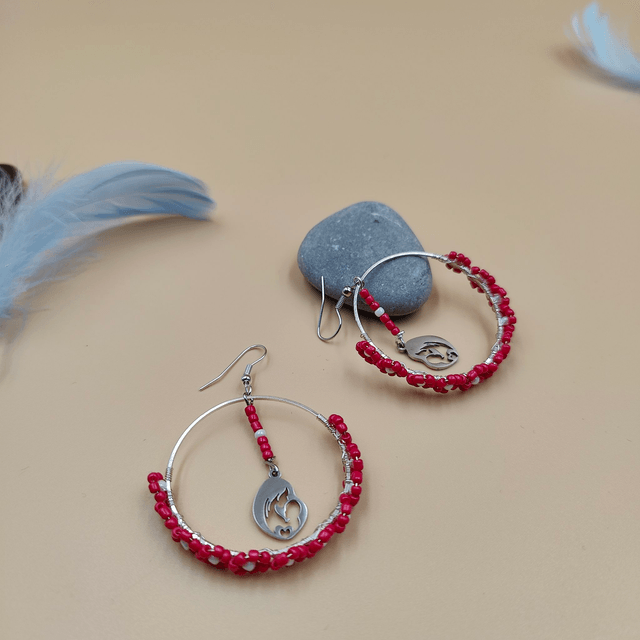 Boucles d’oreilles créoles argentées avec perles rouges en fleurs et pendentif mère et enfant