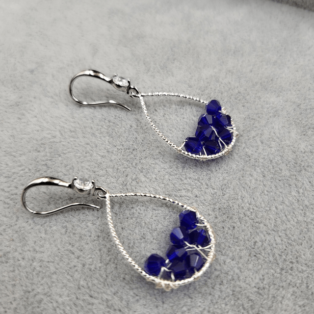 Boucles d’oreilles argentées en forme de goutte d’eau avec perles bleu royal