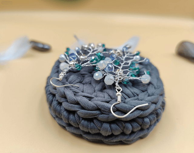 boucles d'oreilles pendantes strass rond bleu, vert et argent