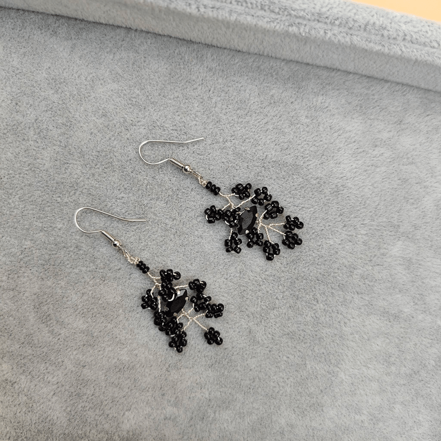 Boucles d’oreilles pendantes argentées avec petites perles - 5 couleurs disponibles : rouge, bleu, noir, rose et vert 