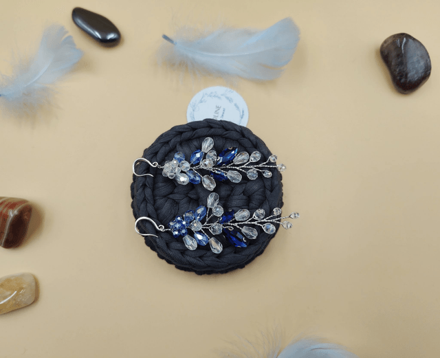 Boucles d'oreilles pendante strass bleu et perles de cristaux
