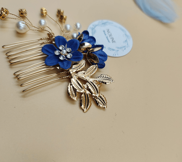 Peigne de cheveux dorée avec fleurs en tissus,