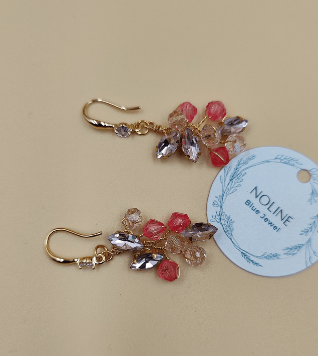 Boucles d'oreilles pendante dorée strass bleu clair et perles roses
