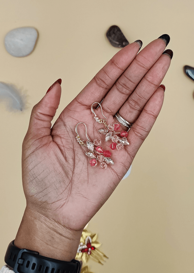 Boucles d'oreilles pendante dorée strass bleu clair et perles roses