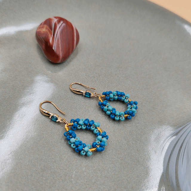 Boucles d’oreilles pendantes en forme de poire avec perles colorées - 2 couleurs disponibles : bleu et rose/beige