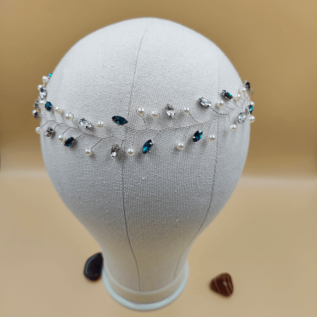 Vigne de coiffure argentée avec strass colorés (noir, bleu aquamarine, rouge, vert) et perles blanches