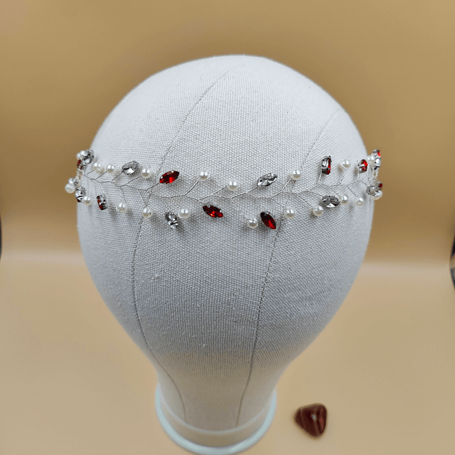 Vigne de coiffure argentée avec strass colorés (noir, bleu aquamarine, rouge, vert) et perles blanches