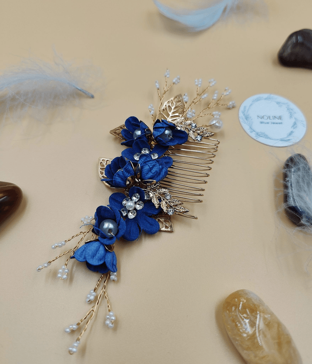 Peigne cheveux fleurs bleu clair, bijou cheveux motif fleurs et feuilles doré, accessoire de coiffure pour mariée
