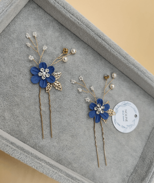 lot de deux modèle d' épingles à cheveux fleurs bleu. Lot de deux pics à cheveux
