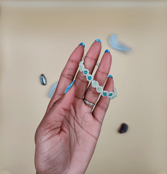 Grandes boucles d’oreilles créoles argentées avec perles claires et vertes en forme de fleurs