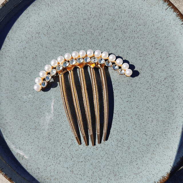 Grand peigne doré avec strass clairs et perles blanches - Accessoire élégant pour coiffure de mariage ou soirée