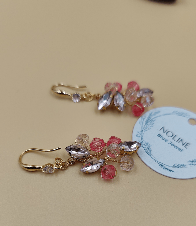 Boucles d'oreilles pendante dorée strass bleu clair et perles roses