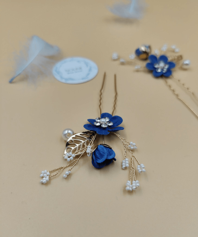 lot de deux modèle d' épingles à cheveux fleurs bleu. Lot de deux pics à cheveux