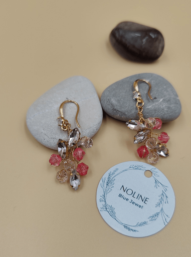 Boucles d'oreilles pendante dorée strass bleu clair et perles roses