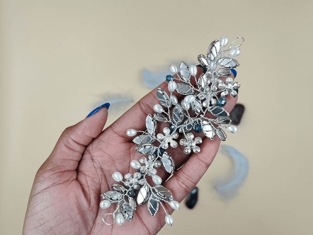 candeau de cheveux en fil d'argent ornés de cristal bleu et perles blanches