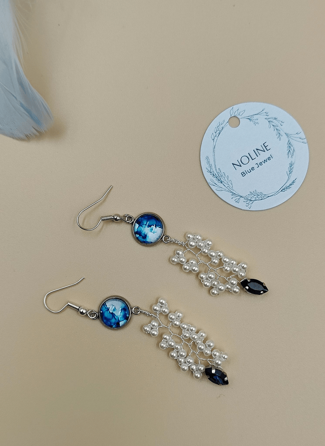Boucles d’oreilles pendantes argentées avec cabochon abstrait bleu, perles blanche et strass bleue foncé