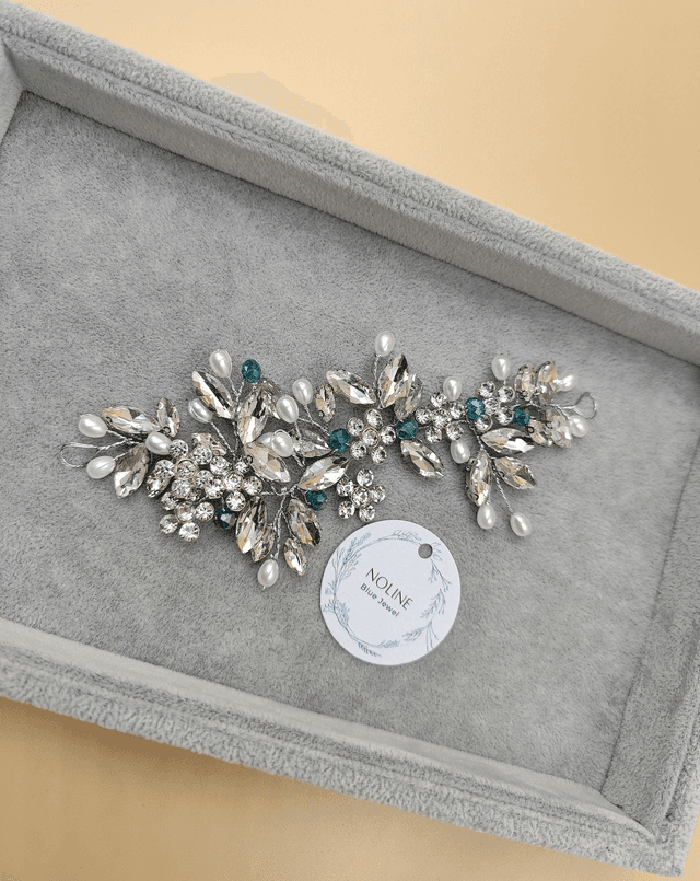 candeau de cheveux en fil d&#039;argent ornés de cristal bleu et perles blanches