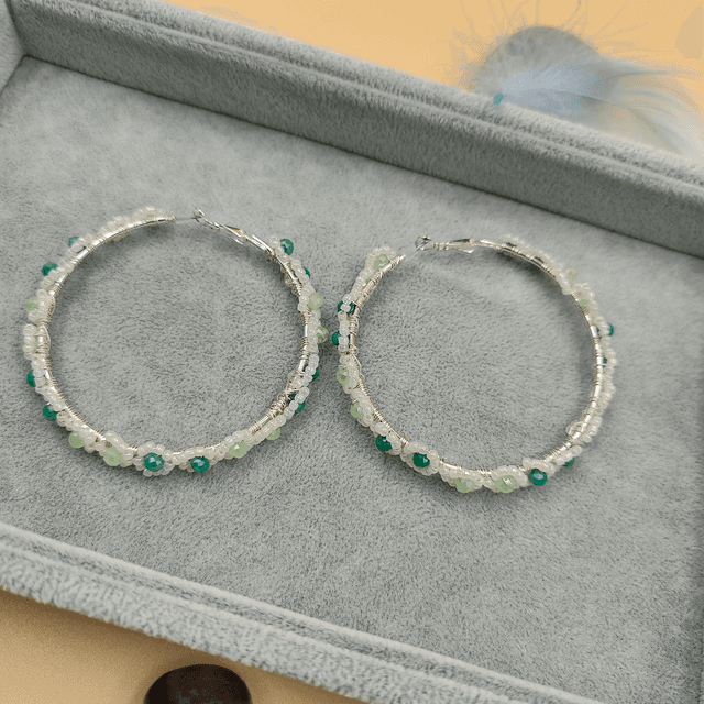 Grandes boucles d’oreilles créoles argentées avec perles claires et vertes en forme de fleurs
