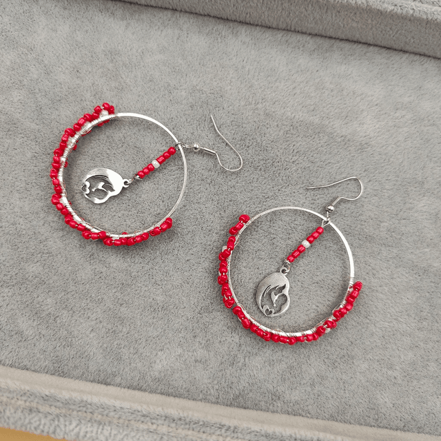 Boucles d’oreilles créoles argentées avec perles rouges en fleurs et pendentif mère et enfant