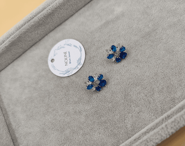 Boucles d&#039;oreilles forme fleur bleu saphir et cristal effet diamant clair, boucles d&#039;oreilles de mariée