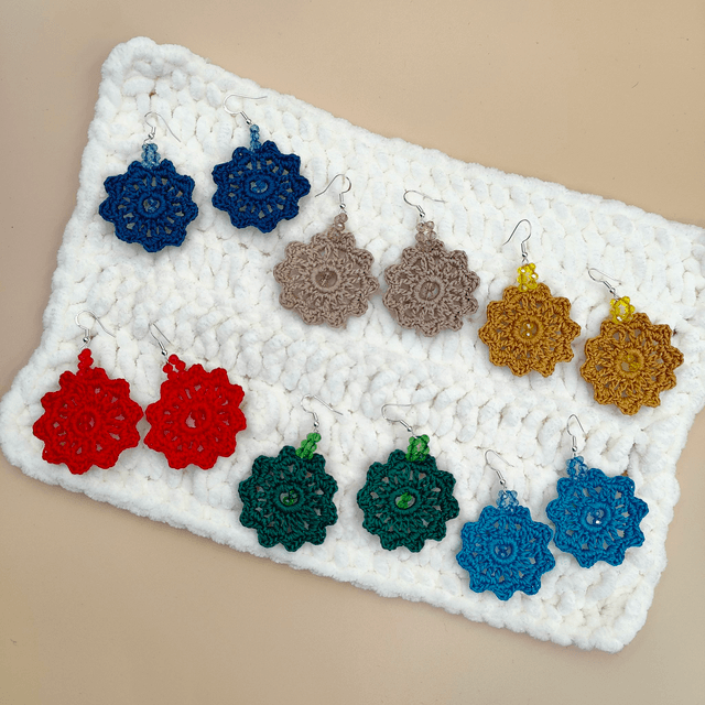 Boucles d’oreilles au crochet avec perles - 6 couleurs disponibles : bleu clair, bleu foncé, vert, rouge, jaune moutarde, beige